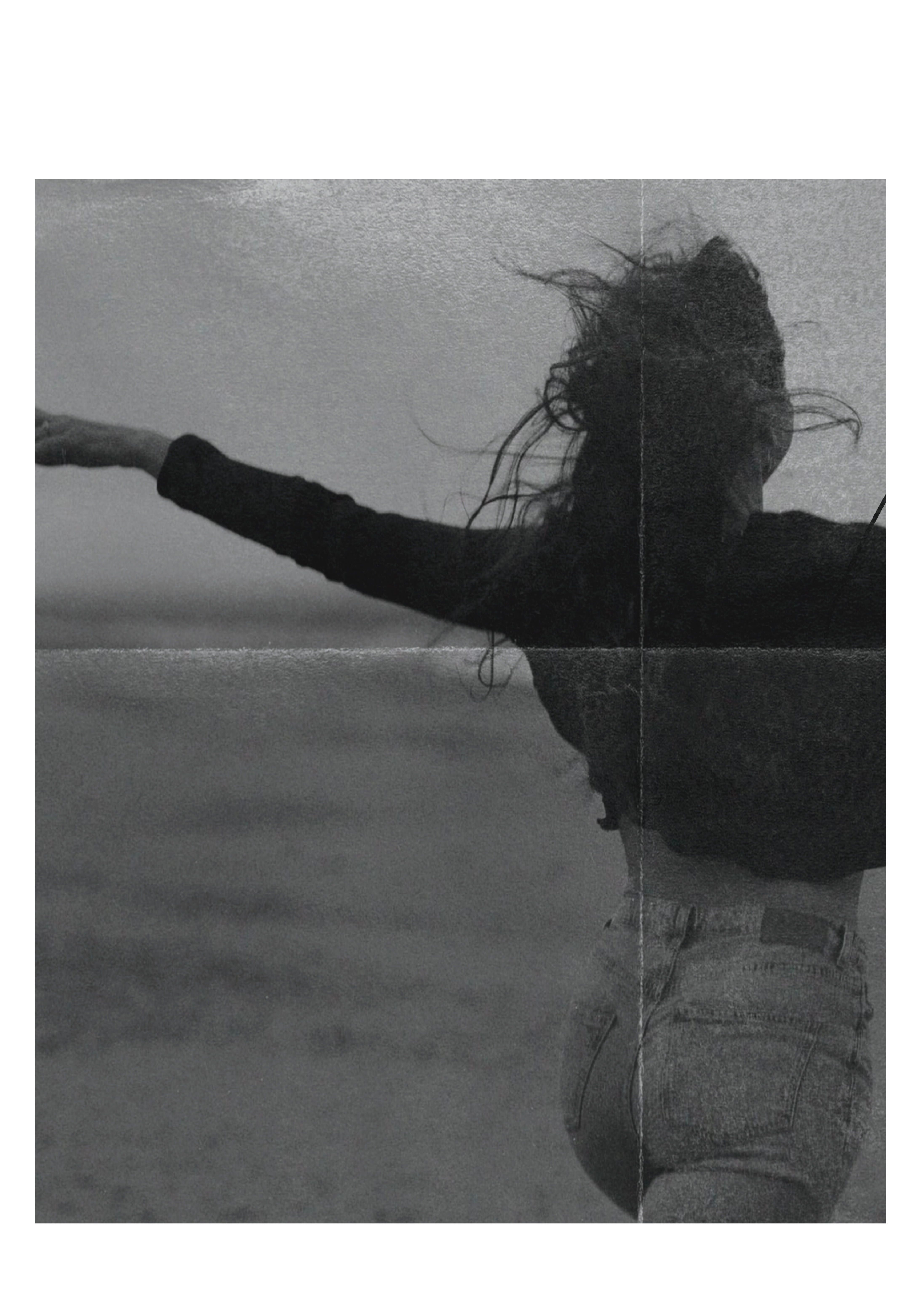 Schwarz-Weiß-Fotografie einer laufenden Frau, Motiv aus The Real Mommy Memory Book